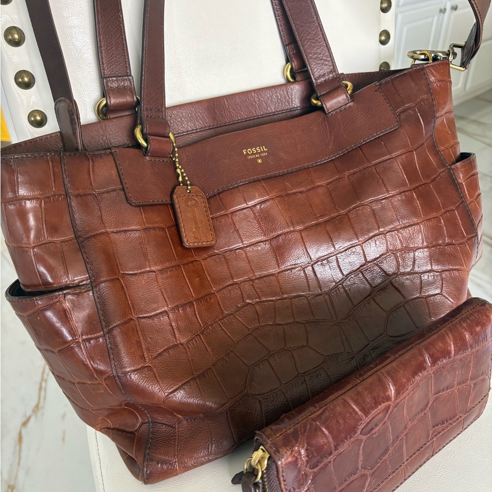 Gorgeous FOSSIL LARGE Brown Croc-Embossed Leather Tote & Wallet Combo !